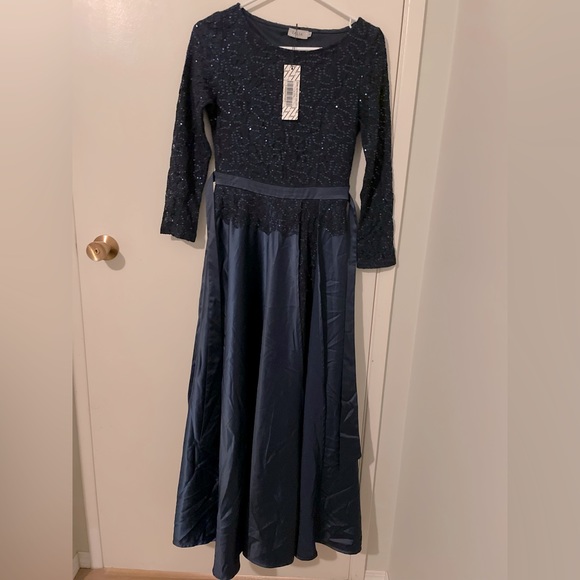 Gorgeous and modest evening gown in Navy Blue - Picture 5 of 5